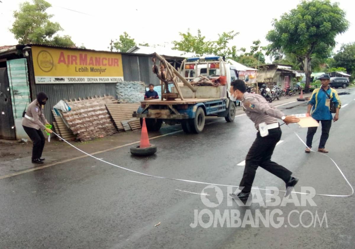 Petugas dari unit laka Satlantas Polres Jombang, saat melakukan olah TKP di lokasi kejadian kecelakaan di Desa Menturus, Kecamatan Kudu, Kabulaten Jombang, Selasa (21/12/2021).
