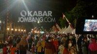 Tampak kerumunan warga saat menghadiri acara Pemerintah Kabupaten Jombang, Minggu (12/12/2021) malam. KabarJombang.com/Fa'iz/