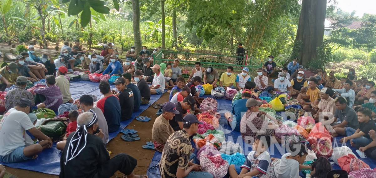 Warga Dusun Banjarsari, Desa/Kecamatan Bareng, Kabupaten Jombang saat melakukan tradisi Clorotan, Jumat (17/12/2021). KabarJombang.com/Fa'iz/