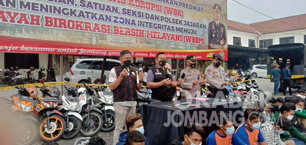 Puluhan anggota perguruan silat di Jombang diamankan polisi. Karena melakukan pengeroyokan, Jumat (17/12/2021). KabarJombang.com/M Faiz H/