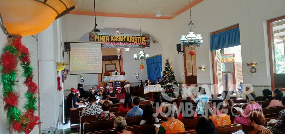Ibadah Natal 2021 di Gereja Kristen Jawi Wetan (GKJW) Bongsorejo, Kecamatan Diwek, Kabupaten Jombang, Sabtu (25/12/2021). KabarJombang.com/M Faiz H/