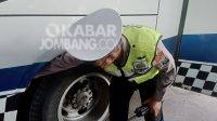 Petugas saat menemukan ban salah satu kendaraan bus di terminal Kepuhsari Jombang, tidak laik jalan, Jumat (24/12/2021). KabarJombang.com/M Fa'iz H/