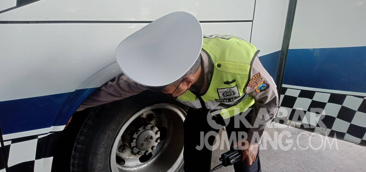 Petugas saat menemukan ban salah satu kendaraan bus di terminal Kepuhsari Jombang, tidak laik jalan, Jumat (24/12/2021). KabarJombang.com/M Fa'iz H/