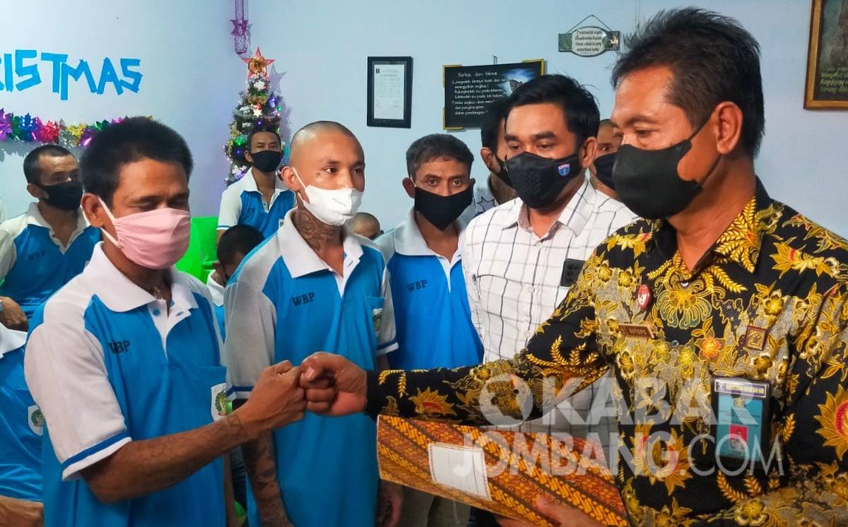 Tampak sejumlah warga binaan beragama Nasrani saat menerima kado remisi Hari Natal 2021 di Lapas kelas IIB Jombang, Sabtu (25/12/2021). KabarJombang.com/Istimewa/