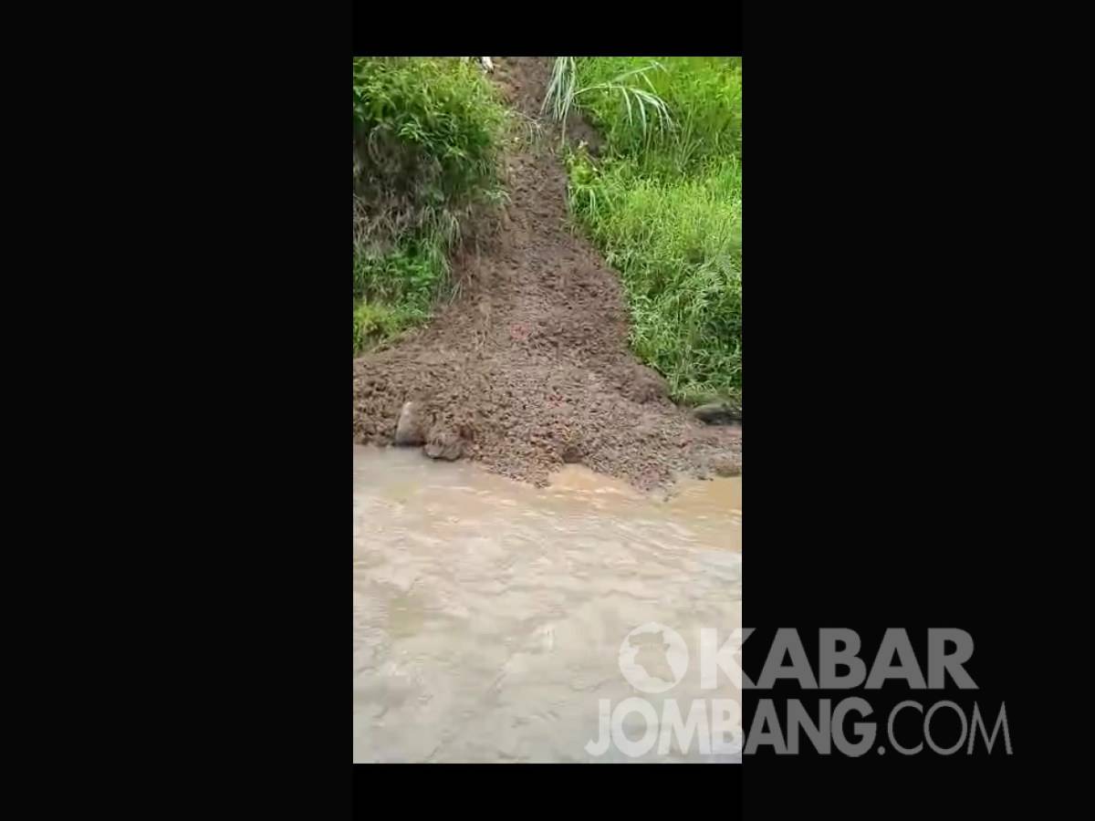 Pembuangan Limbah di Sungai Desa Ngrimbi, DLH Jombang Turun Tangan