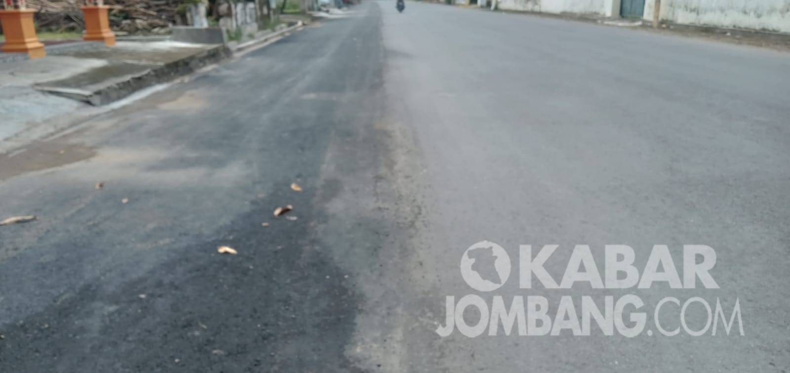 Pengaspalan pelebaran jalan desa Godong, Kecamatan Gudo, Kabupaten Jombang yang bersumber dari bantuan keuangan (BK) khusus APBD 2021. KabarJombang.com/M Faiz H/