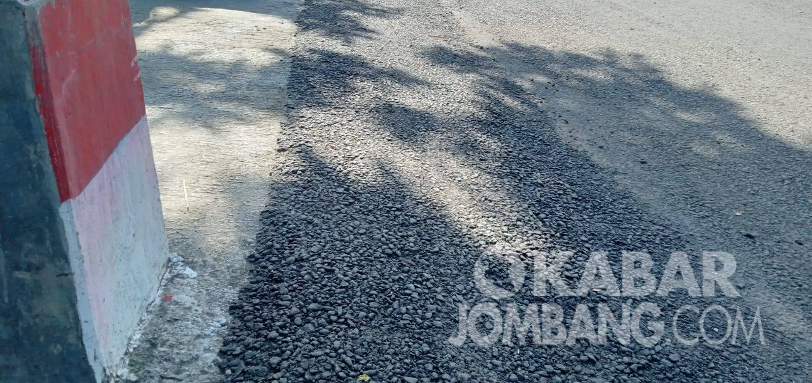 Kualitas proyek pengaspalan jalan di Desa Kepuhkajang, Kecamatan Perak, Kabupaten Jombang, yang menelan anggaran ratusan juta dikeluhkan masyarakat. KabarJombang.com/M Faiz H/