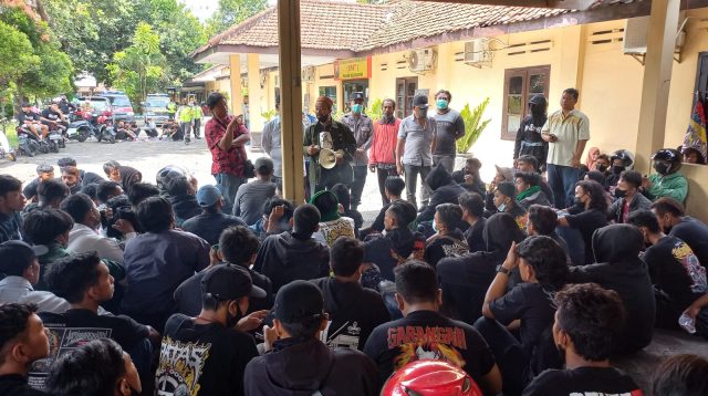 Massa pesilat mendatangi Polsek Mojoagung, Jombang, Kamis (19/5/2022). KabarJombang.com/Istimewa/
