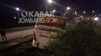 Kondisi bus rombongan dari Bima yang terperosok di median ruas tol Jombang-Mojokerto, Sabtu (18/6/2022). KabarJombang.com/Istimewa/