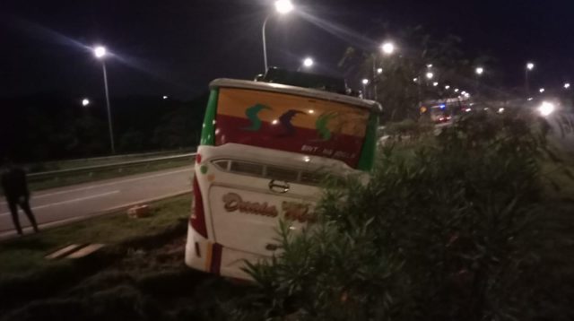 Kondisi bus rombongan dari Bima yang terperosok di median ruas tol Jombang-Mojokerto, Sabtu (18/6/2022). KabarJombang.com/Istimewa/