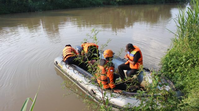 Pencarian korban yang di lakukan oleh tim BPBD di sungai Gunting Desa Talunkidul, Kecamatan Sumobito, Selasa (28/6/2022). KabarJombang.com/Karimatul Maslahah/
