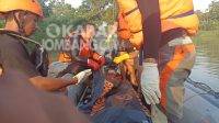 Evakuasi korban laka air tenggelam, saat di rumah duka. Kamis (30/6/2022). KabarJombang.com/Karimatul Maslahah/