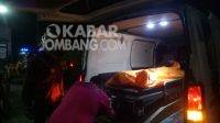 Petugas mengevakuasi mayat korban kecelakaan truk bermuatan tebu di Perak, Selasa (14/6/2022(.