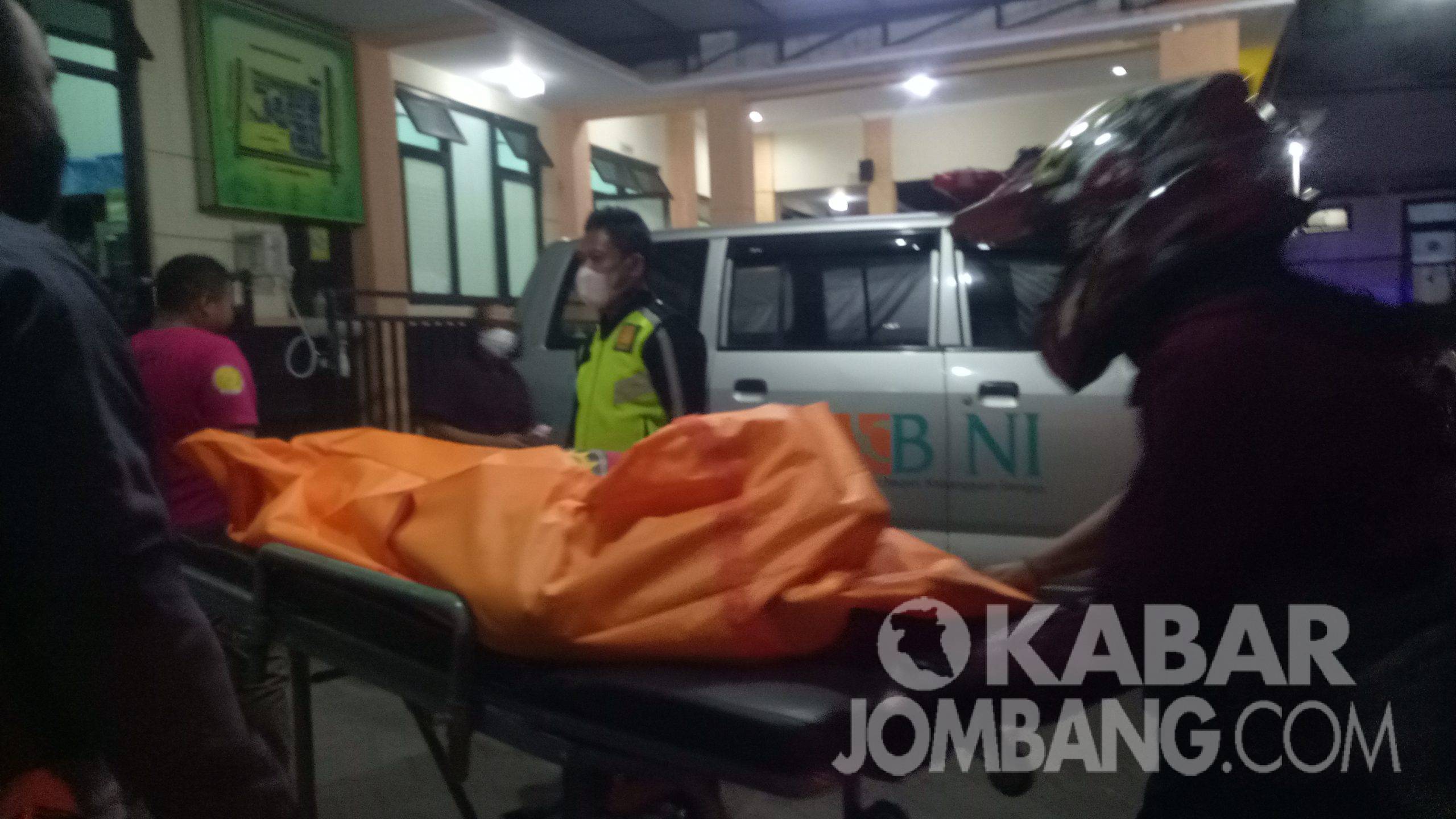 Petugas mengevakuasi mayat korban kecelakaan truk bermuatan tebu di Perak, Selasa (14/6/2022). KabarJombang.com/Karimatul Maslahah/