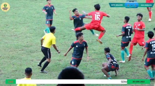 Tangkapan layar baku hantam antar kesebelasan Kabupaten Jombang versus Kota Malang dalam pertandingan Pekan Olahraga Provinsi (Porprov) VII Jawa Timur (Jatim),
