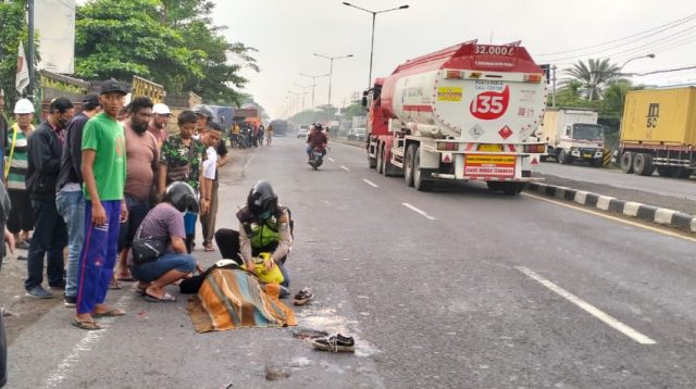 Petugas saat mengevakuasi korban kecelakaan asal Jombang di Sidoarjo. Kelompok Faktual Media/Alfan Imroni/