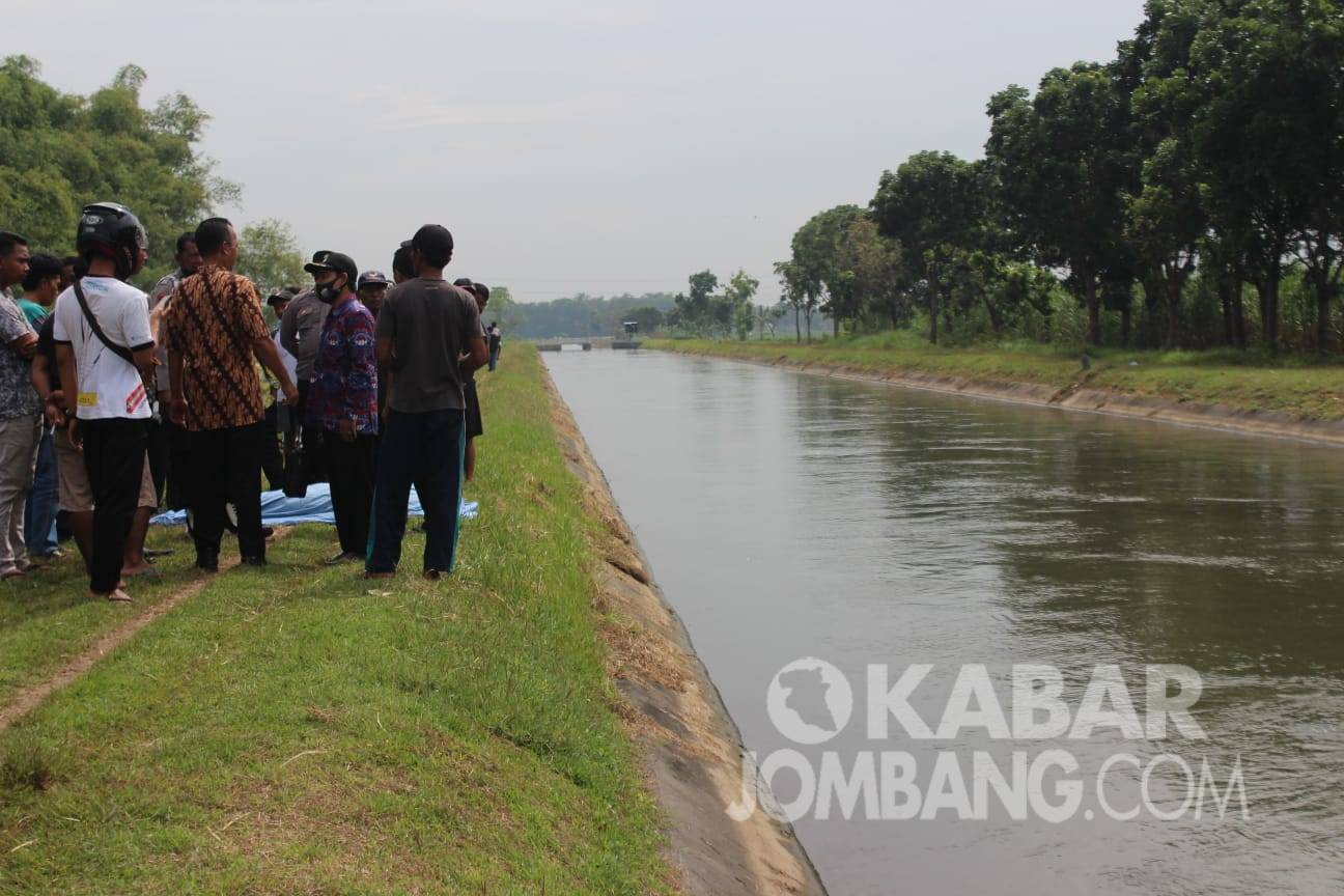 Lokasi penemuan korban hanyut di sungai Glagahan Perak Jombang, Kamis (14/7/2022). KabarJombang.com/Karimatul Maslahah/