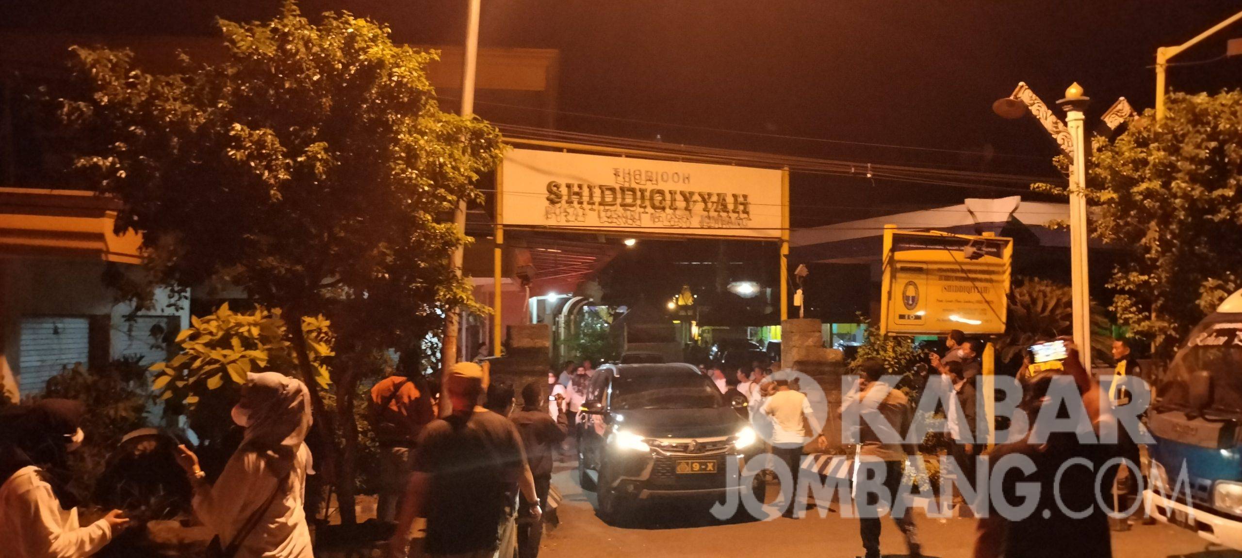 Foto : Mobil penangkapan MSA keluar dari pintu utama pondok pesantren Shiddiqiyah Ploso Jombang. Jumat (8/7/2022)./Karimatul Maslahah/