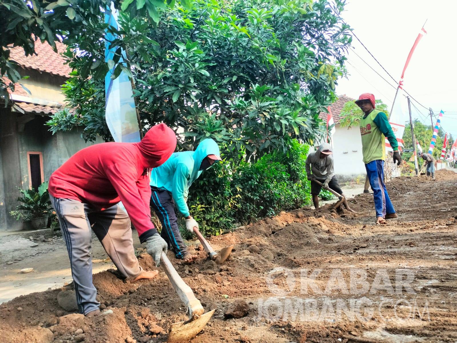 Pekerja proyek pemasangan pipa tidak memakai alat keselamatan di Dusun Mundusewu, Desa Mundusewu, Kecamatan Bareng, Jombang. KabarJombang.com/Karimatul Maslahah/