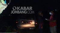 Mobil Panther tersesat ke jalan menuju makam di Dusun Kedungboto, Desa Balongsari, Kecamatan Megaluh, Kabupaten Jombang, Minggu (31/7/2022) malam. KabarJombang.com/Karimatul Maslahah