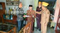 Kepala Dinas Sosial, Hari Purnomo saat memberikan tali asih kepada veteran Jombang, Kamis (18/8/2022).