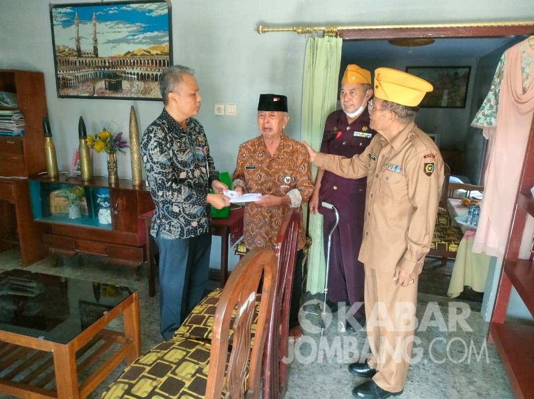 Kepala Dinas Sosial, Hari Purnomo saat memberikan tali asih kepada veteran Jombang, Kamis (18/8/2022).