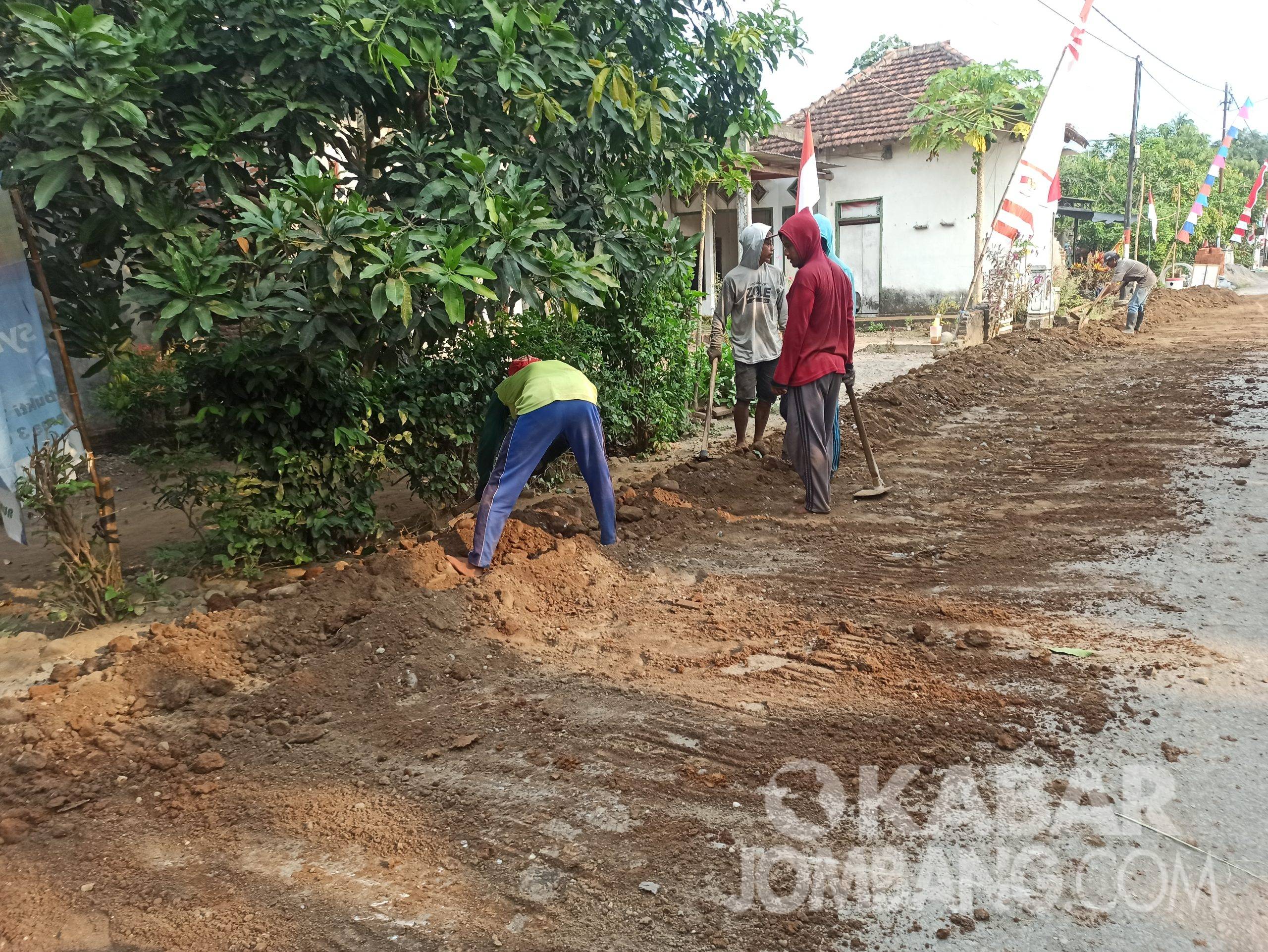 Proyek pemasangan pipa di Dusun Mundusewu, Desa Mundusewu, Kecamatan Bareng, Jombang. KabarJombang.com/Karimatul Maslahah/