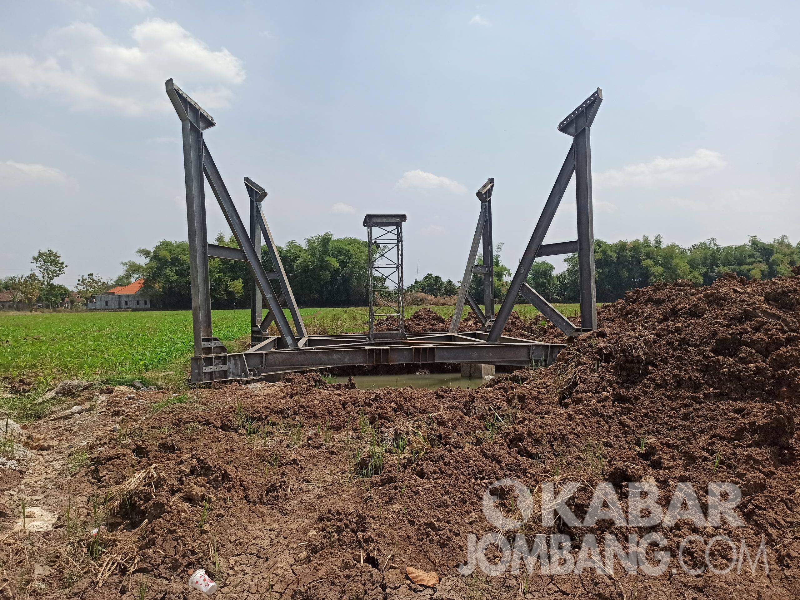 Tower base transceiver station (BTS) ilegal di Desa Grobogan, Kecamatan Mojowarno, Kabupaten Jombang. KabarJombang.com/SAREP/