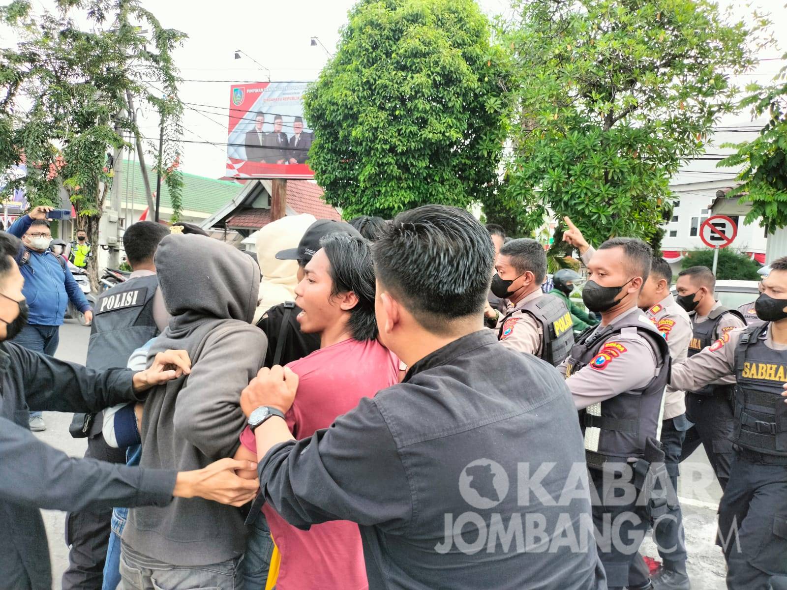 Demo Aliansi mahasiswa Jombang di depan Gedung DPRD setempat, Kamis (1/9/2022). KabarJombang.com/Karimatul Maslahah/