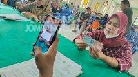 Masyarakat desa Johowinong saat menerima BLT BBM. Selasa (13/9/2022). KabarJombang.com/Karimatul Maslahah/