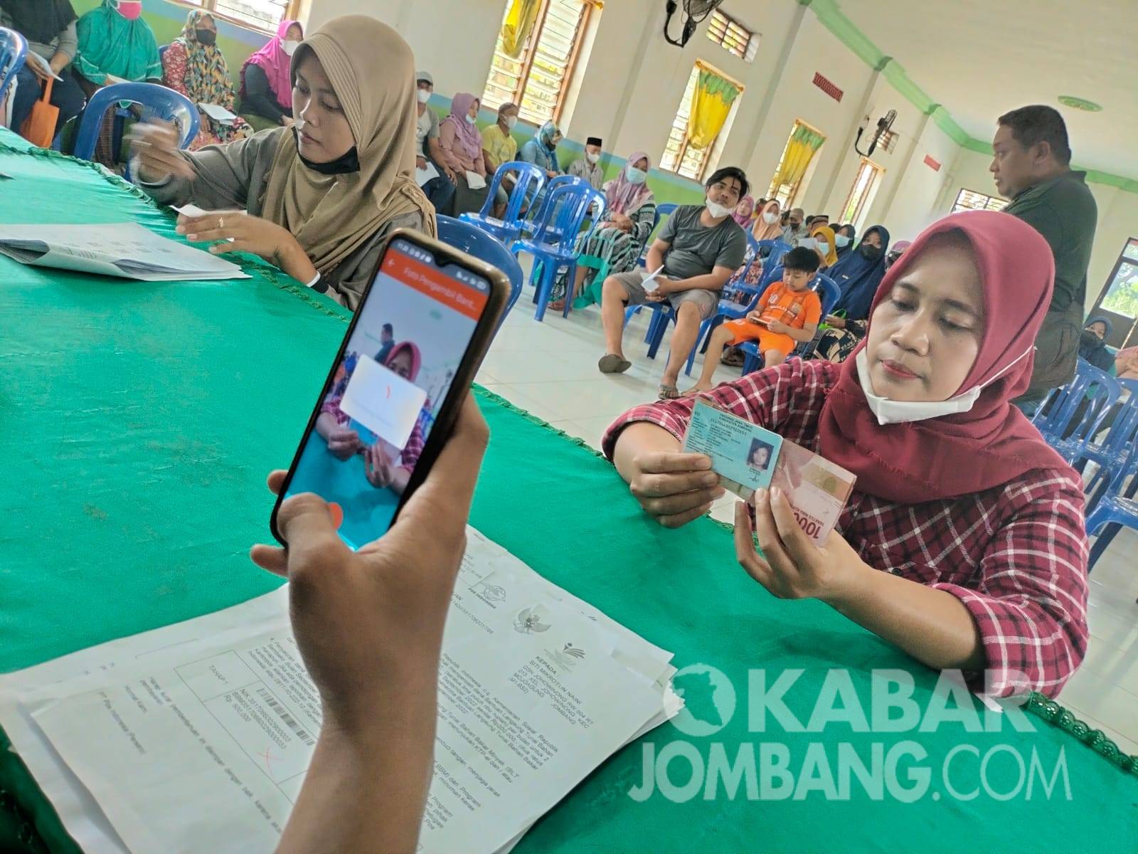 Masyarakat desa Johowinong saat menerima BLT BBM. Selasa (13/9/2022). KabarJombang.com/Karimatul Maslahah/