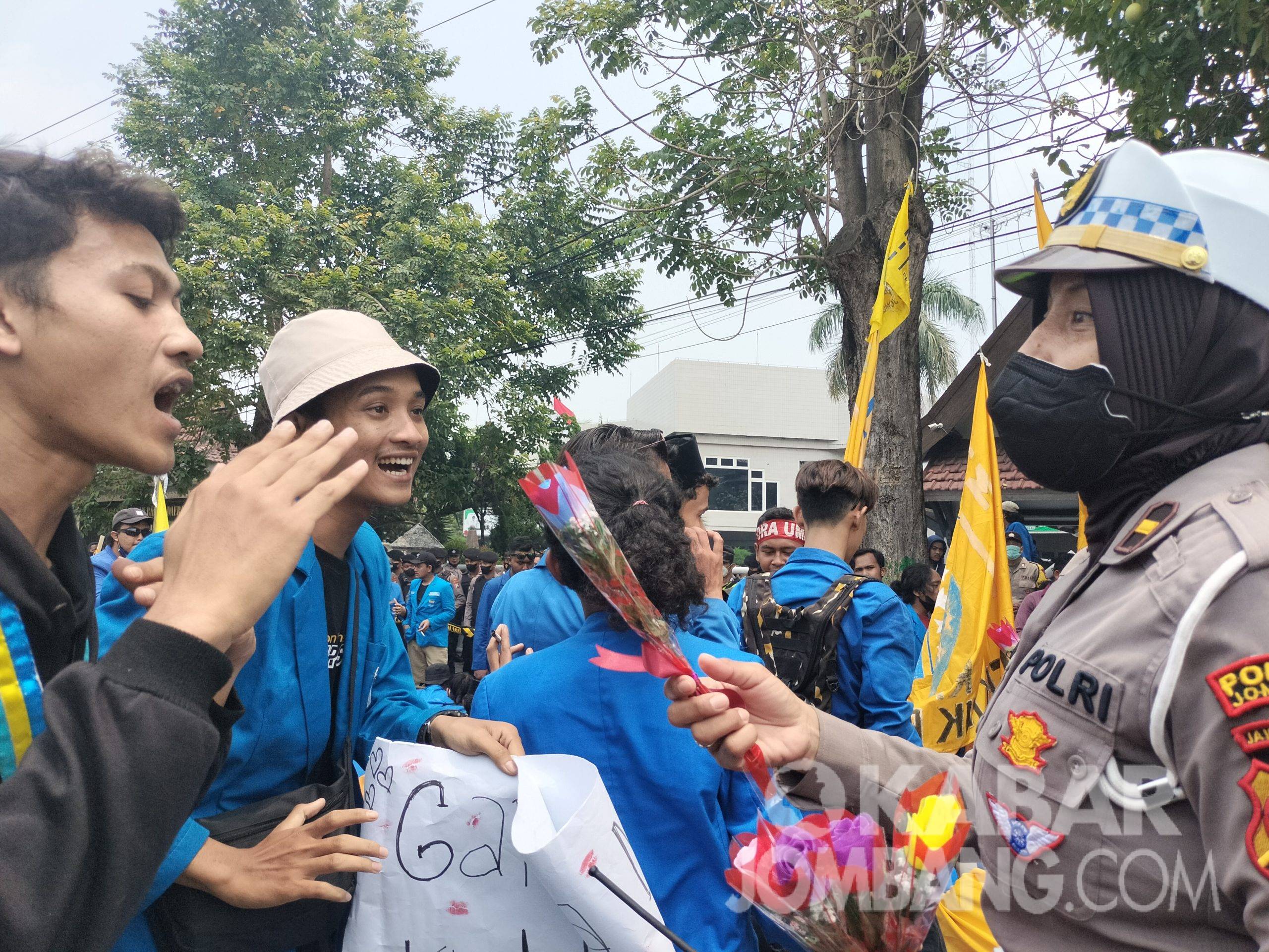 Mahasiswa menolak pemberian bunga dari polisi saat melakukan demo tolak kenaikan BBM di depan gedung DPRD Kabupaten Jombang, Selasa (6/9/2022)./Karimatul Maslahah/