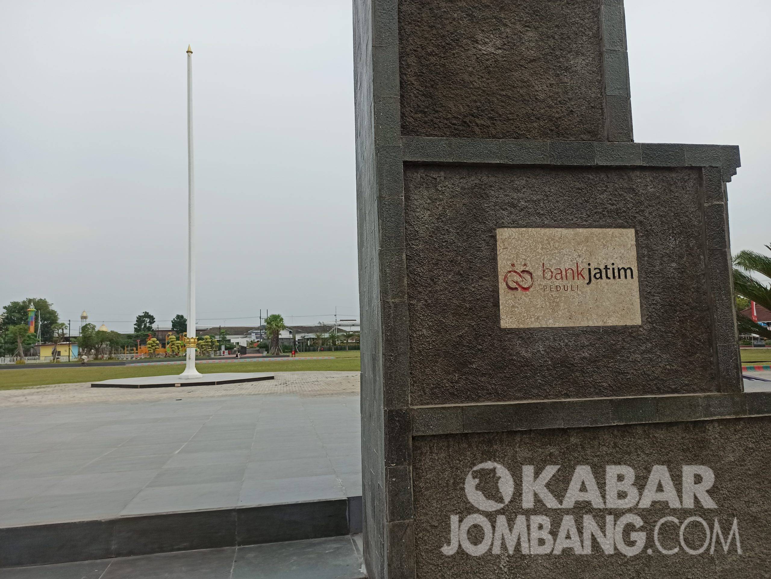 Revitalisasi Alun-alun Kabupaten Jombang tahap dua yang menggunakan anggaran dari program CSR salah satu bank. KabarJombang.com/SAREP/