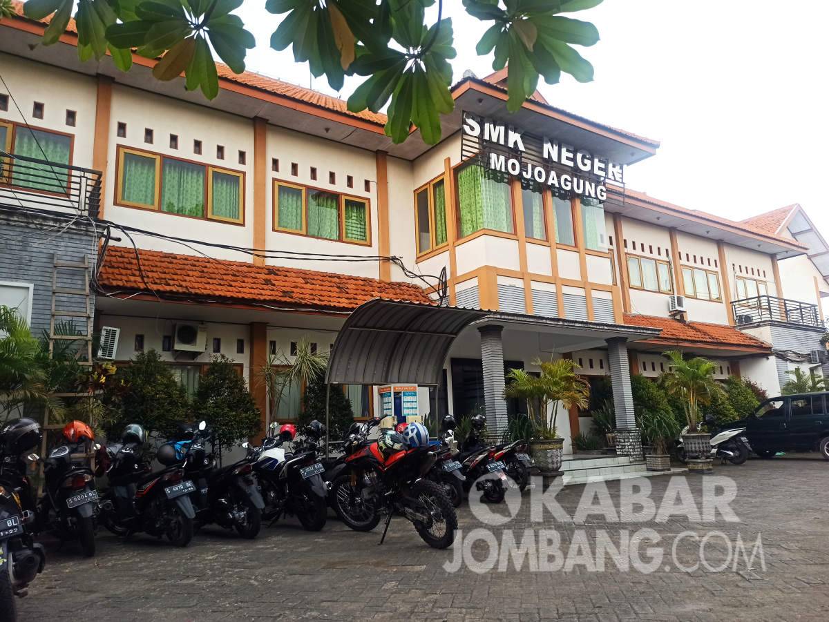Pemotongan PIP di SMK Negeri Mojoagung Kabupaten Jombang. KabarJombang.com/S Ipul/