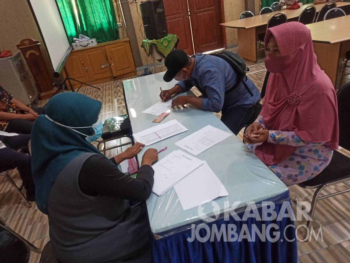 Pengembalian uang PIP yang terpotong kepada orang tua siswa di SMKN Mojoagung Jombang, Sabtu (17/9/2022). KabarJombang.com/S Ipul/