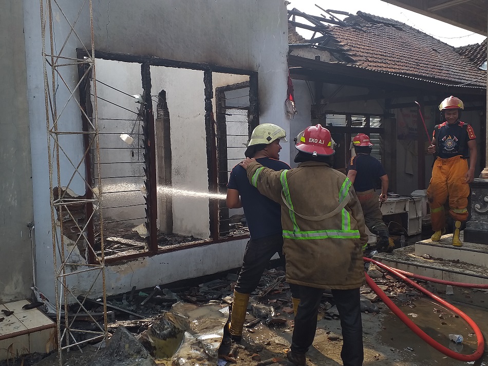 Balai Desa Ngudirejo, Kecamatan Diwek, Jombang yang terbakar. (Anggit).