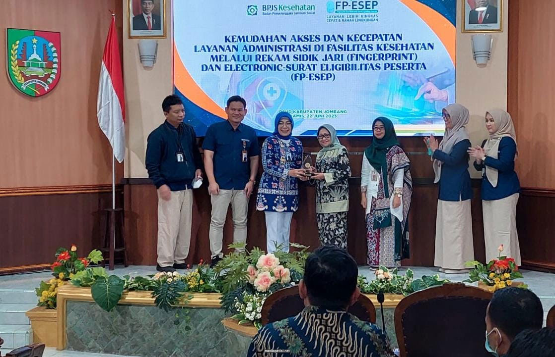 Direktur RSUD dan Bupati Jombang Terima Penghargaan dari BPJS Kesehatan