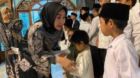 dr. Hj. Rokhimah Riza, M. BIOMED, saat membagikan santunan bagi anak yatim