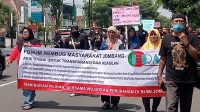 Demo seragam DPRD Jombang