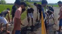 Perbaiki jalan rusak di Jombang