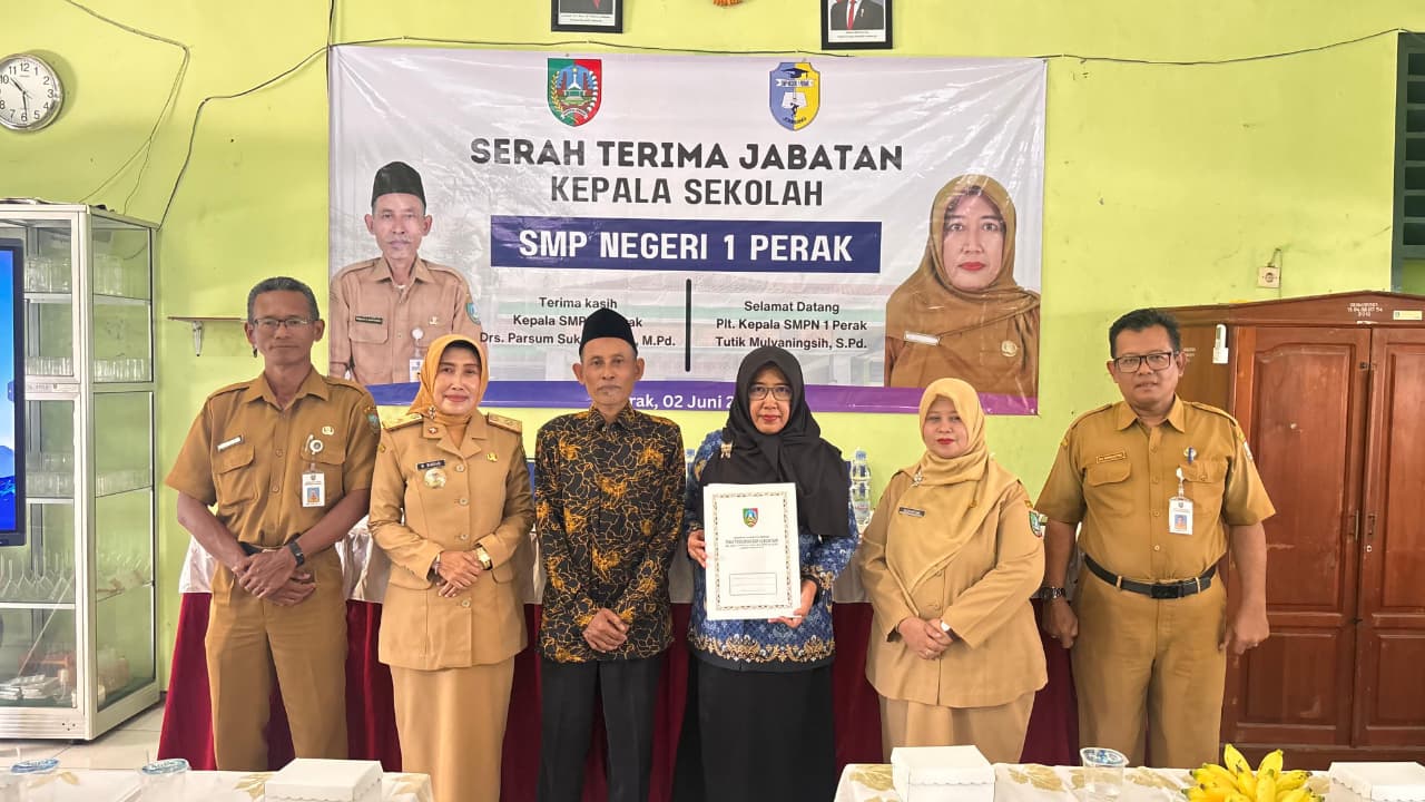 Serah Terima Jabatan Kepala Sekolah SMPN 1 Perak
