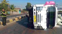 Truk terguling di Jombang