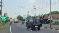 Truk bus lewat Bypass Mojoagung
