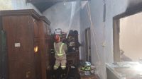 Upaya tim pemadam ketika berusaha memadamkan api yang menghanguskan rumah di Bandarkedungmulyo Upaya tim pemadam ketika berusaha memadamkan api yang menghanguskan rumah di Bandarkedungmulyo