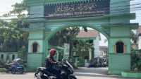 Gerbang Pondok Pesantren Bahrul Ulum Tambakberas, Jombang. (Kevin Nizar) Gerbang Pondok Pesantren Bahrul Ulum Tambakberas, Jombang. (Kevin Nizar)