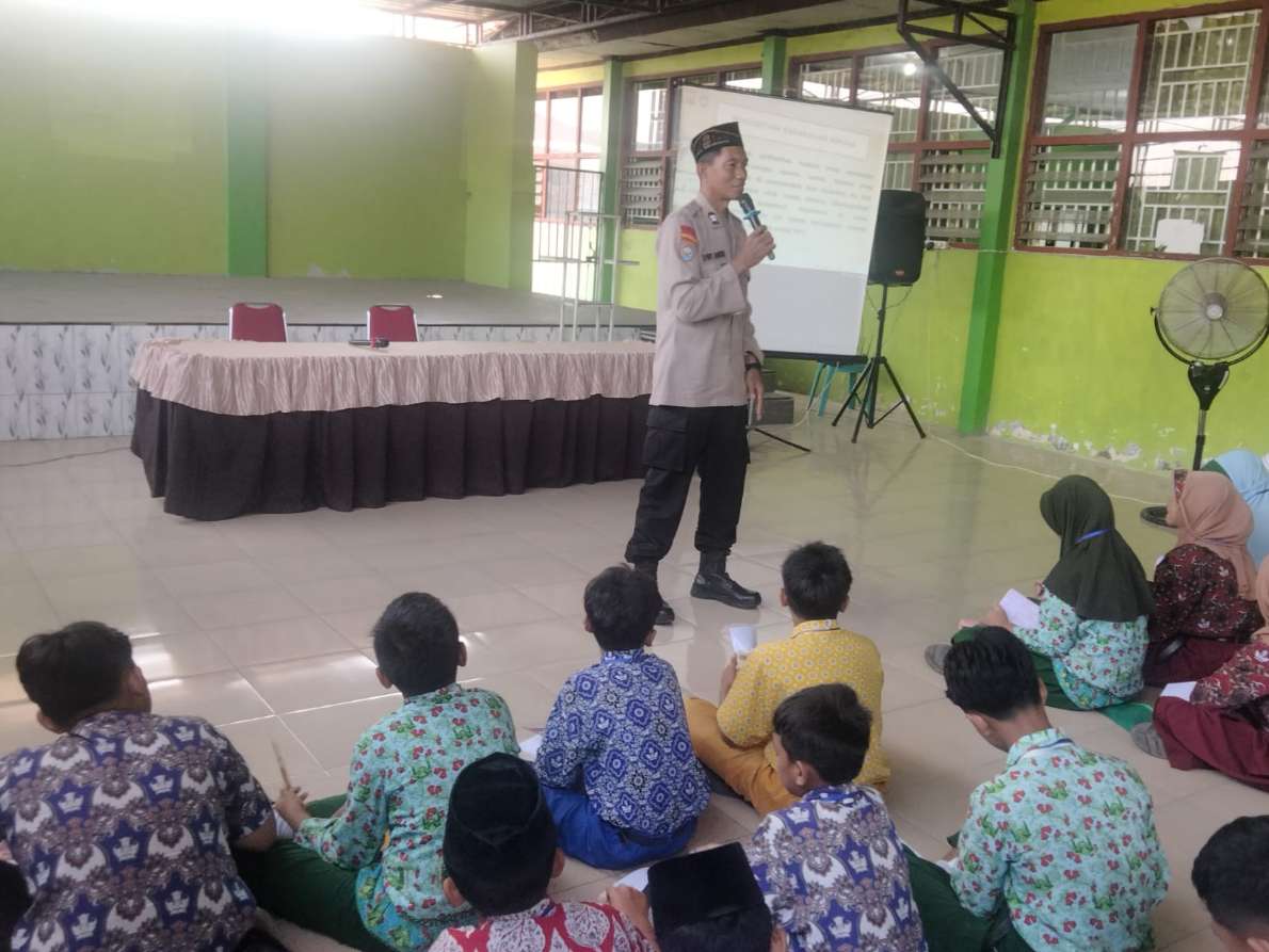 Kegiatan Sosialisasi dan Penyuluhan Oleh Pihak Kepolisian di SMPN Bandar Kedungmulyo