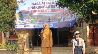 Kepala SMPN 2 Jombang, Etik Nuroidah, S.Pd saat memberikan arahan Pelaksanaan MPLS Kepala SMPN 2 Jombang, Etik Nuroidah, S.Pd saat memberikan arahan Pelaksanaan MPLS