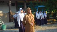 Kepala SMPN 2 Kesamben, Laily Syarifah, S.Ag., saat memberikan arahan kepada siswa-siswi Kepala SMPN 2 Kesamben, Laily Syarifah, S.Ag., saat memberikan arahan kepada siswa-siswi