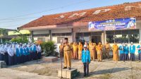 Kepala Sekolah SMPN 2 Perak Abdul Rohman,S.Pd, saat memberikan arahan MPLS