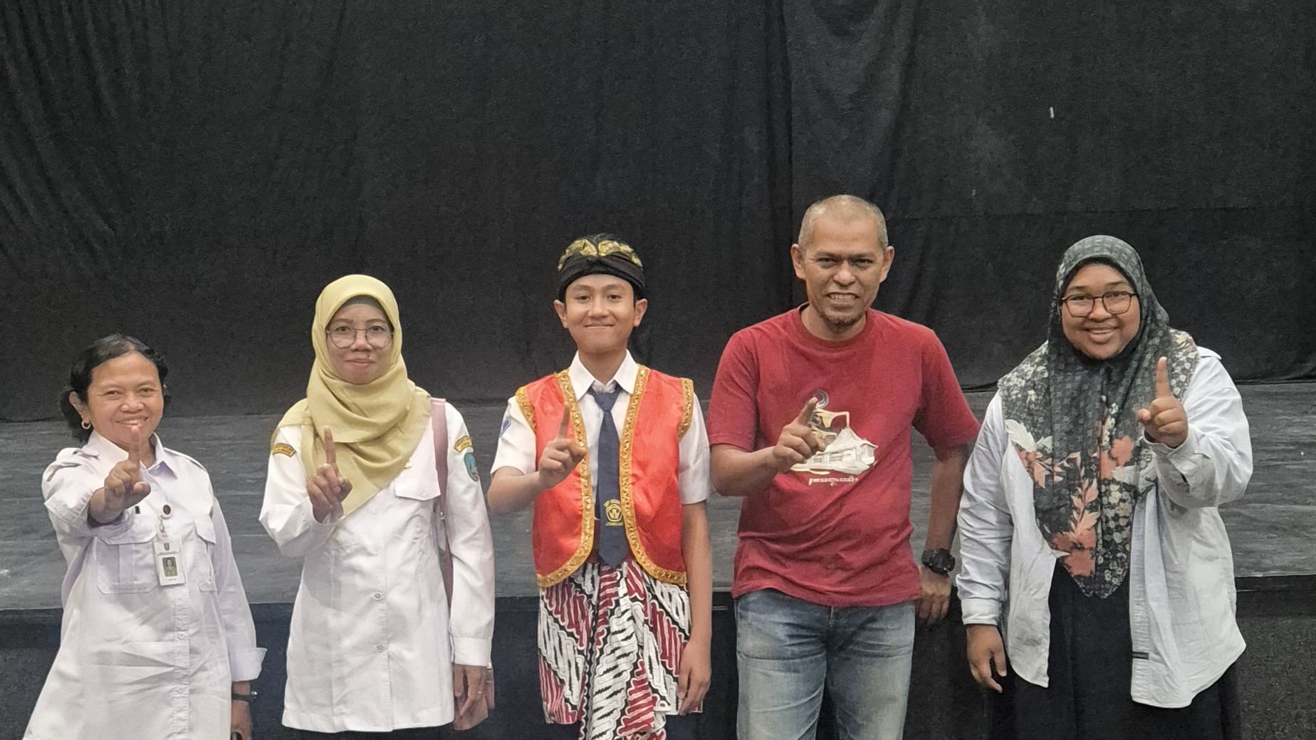 M. Raditya Adam, (Tengah) siswa Kelas IX-I SMP Negeri 2 Jombang,